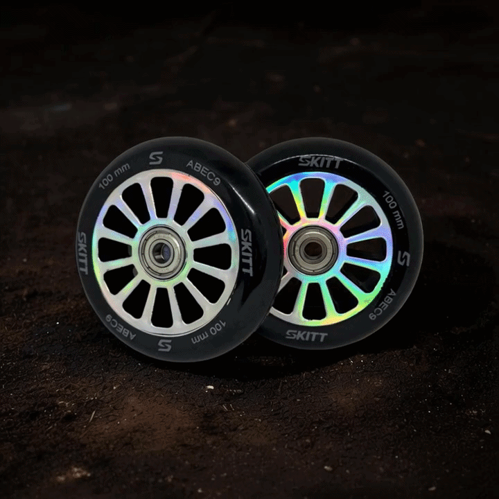 SKITT Freestyle koloběžka Spike Black Rainbow lifestyle detail kola animace